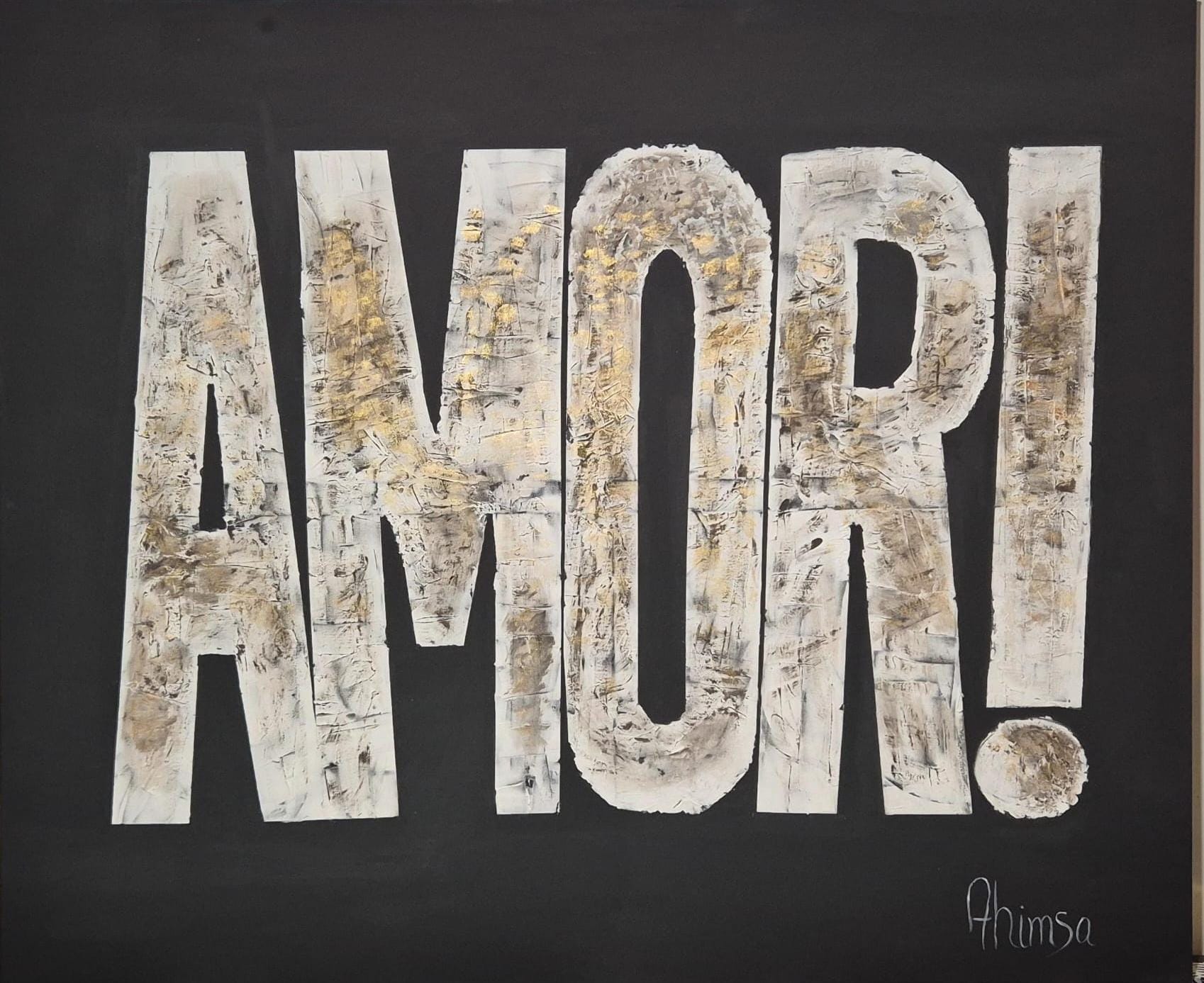 Tela preta com a palavra Amor em letras brancas texturadas