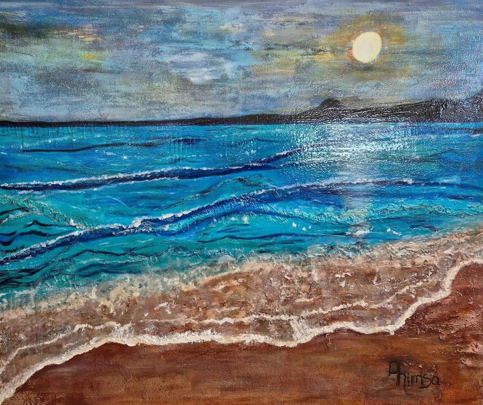 Pintura de uma praia e mar azul sob a luz da lua